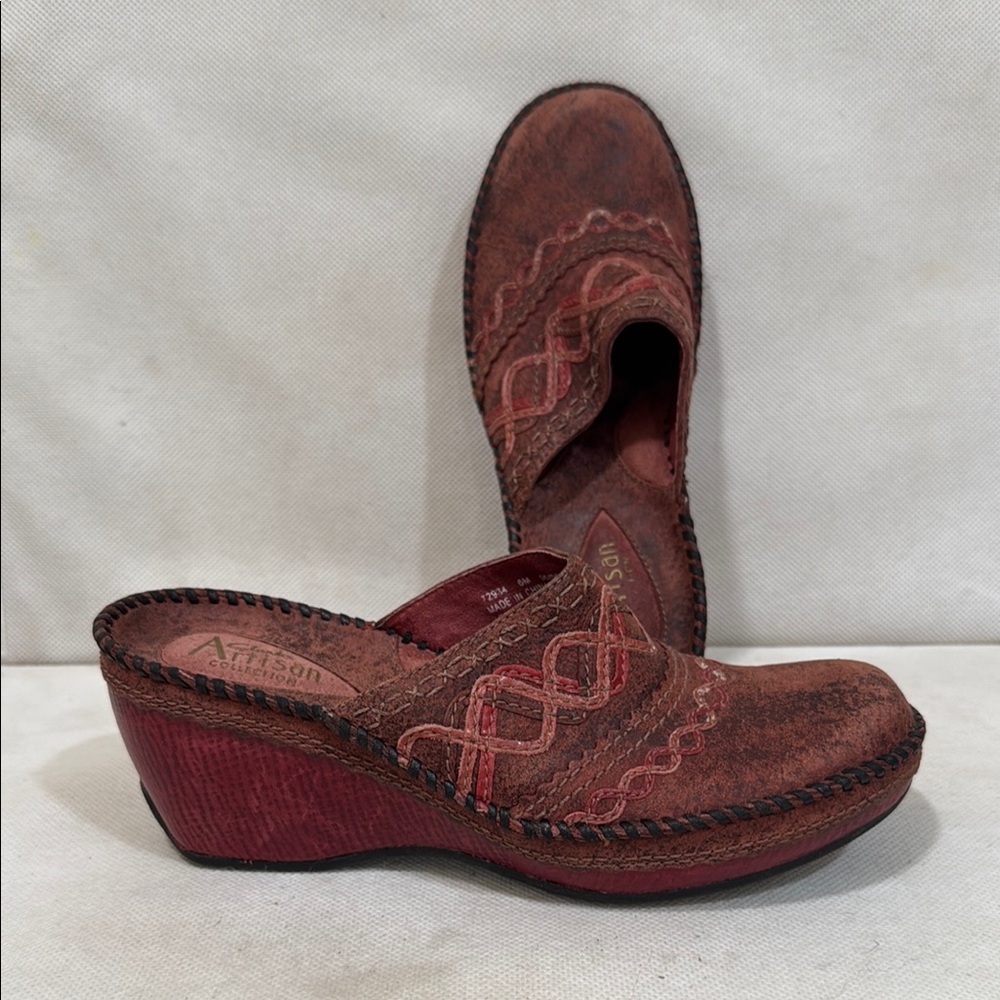 NEW - CLARKS LEATHER MULES CLOGS WITH 2-1/2” HEEL (sz 6) - Picture 2 of 8